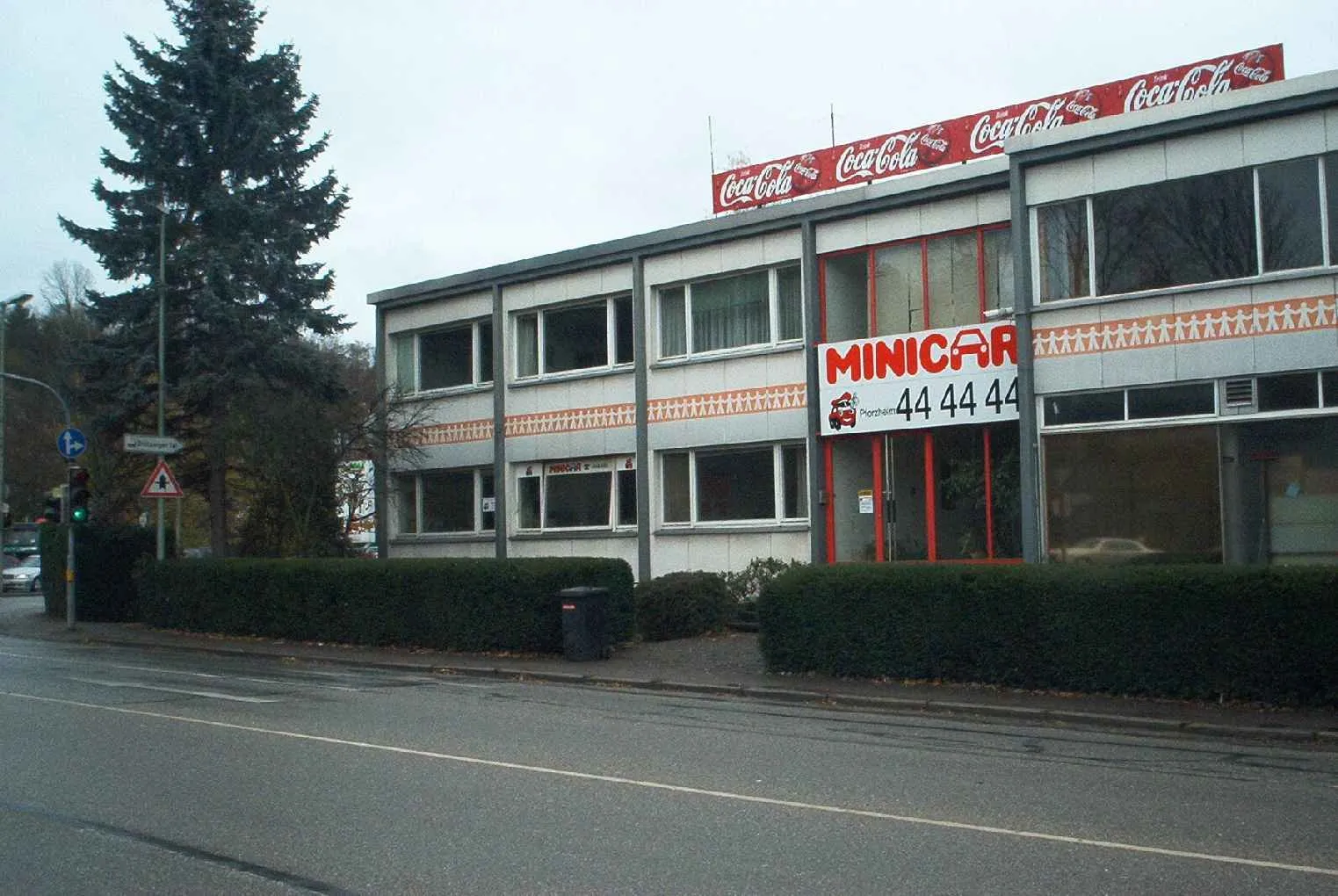 Das erste Firmengebäude in der Büchenbronner Straße mit dem Schriftzug Minicar 44 44 44