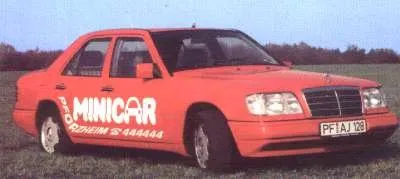 Rotes Minicar, eine Mercedes E-Klasse der frühen Jahre, mit der Aufschrift Minicar Pforzheim