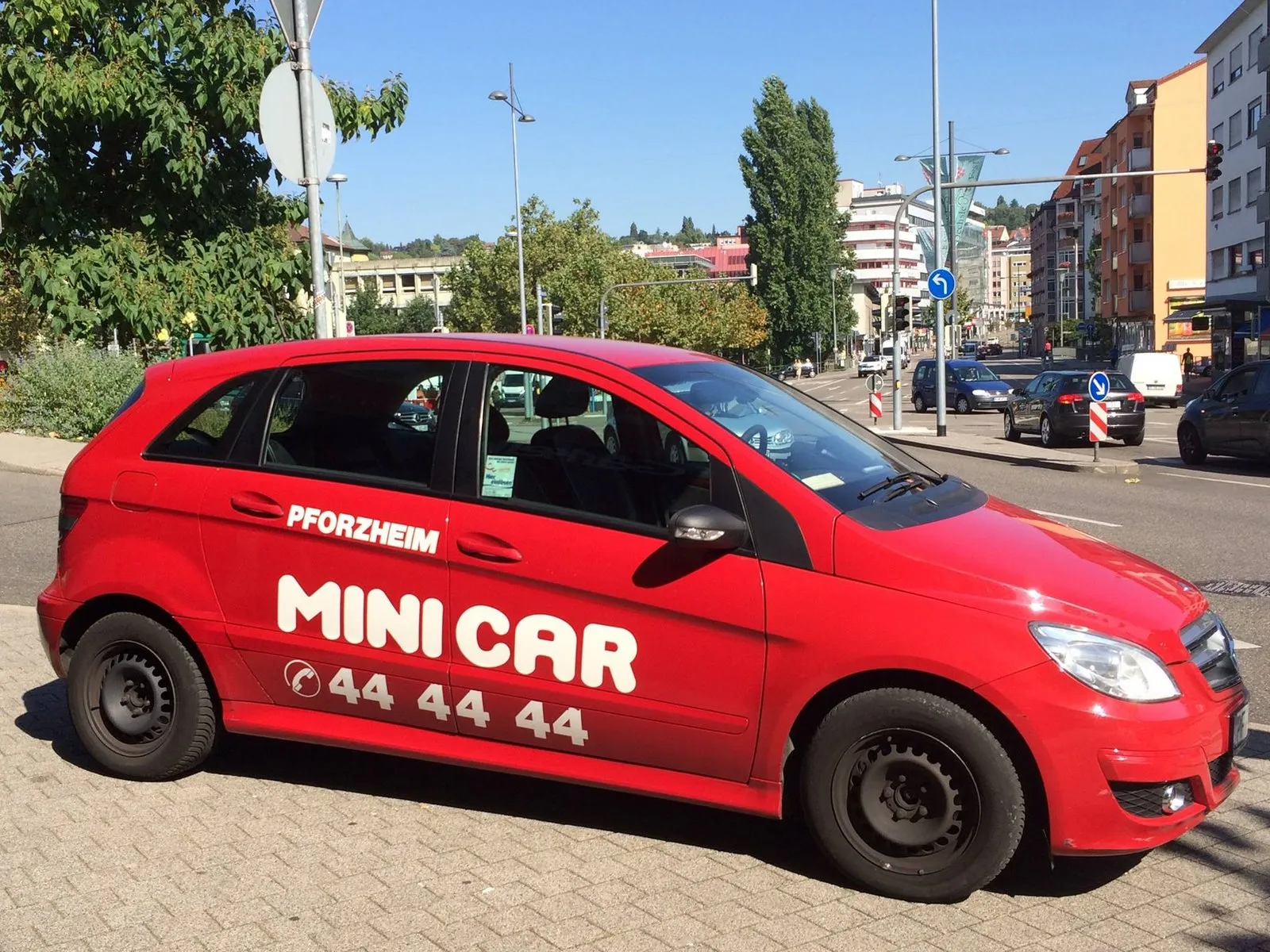 Rotes Minicar, eine Mercedes B-Klasse, an einer Straße in Pforzheim