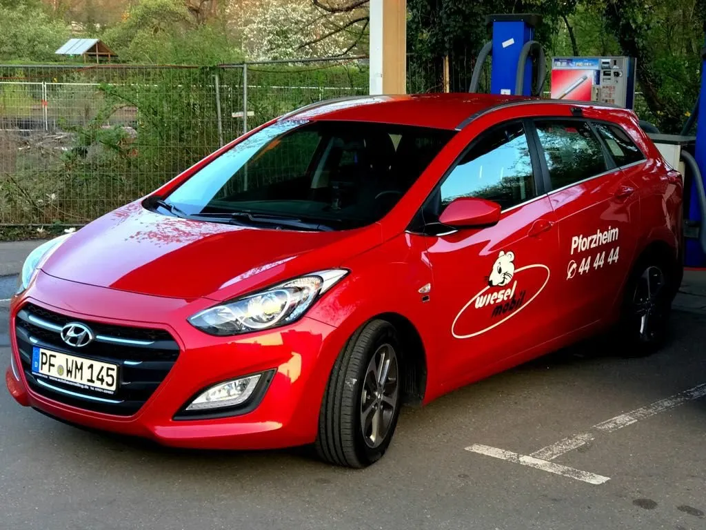 Roter Hyundai i30 mit Wieselmobil-Aufschrift